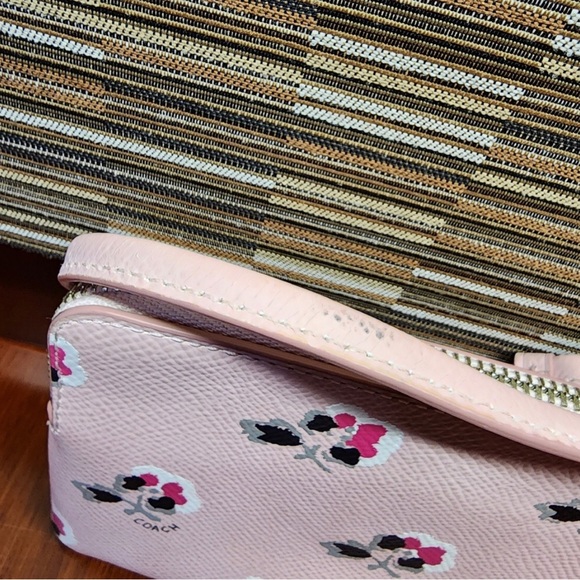 NWOT Coach Light Pink Floral Zip Wristlet - Picture 5 of 5